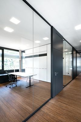 좋은 가격 사무실 개인 정보 보호용 프레임리스 유리 파티션 벽 시스템 알루미늄 프로필이 있는 12mm 온화 유리 파노라마 유리 파티션 온라인으로