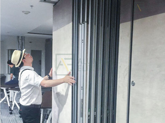 좋은 가격 68mm-105mm 두께의 상업용 이동식 벽, 304 스테인리스 스틸 롤러 및 56dB 방음 온라인으로