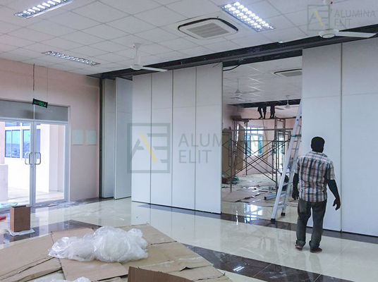 좋은 가격 6061-T6 알루미늄 합금 프레임 및 45db 방음 기능을 갖춘 음향 가변식 이동식 파티션 벽, 최대 높이 4미터 온라인으로